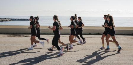 Un grupo de corredoras de&nbsp;The Ginger Club, formado casí íntegramente por mujeres, durante un entrenamiento en el Front Marítim de Barcelona
