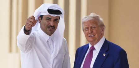 El emir de Qatar, Tamim bin Hamad al Thani,con el presidente de Estados Unidos, Donald Trump, el pasado 15 de mayo en Doha