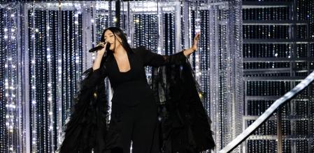 La representante israelí, Yuval Raphael, en su actuación anoche