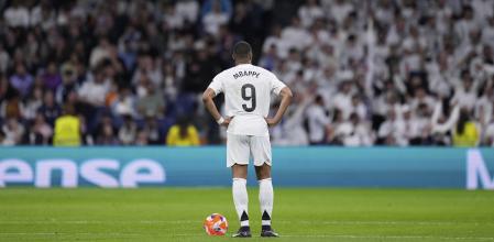 Real Madrid's Kylian Mbappe waits to kick off during a Spanish La Liga soccer match between Real Madrid and Mallorca in Madrid, Spain, Wednesday, May 14, 2025. (AP Photo/Manu Fernandez)