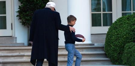 El presidente Donald Trump, con su nieto Theodore Kushner, a las puertas del Despacho Oval, a su llegada a la Casa Blanca el pasado 25 de abril