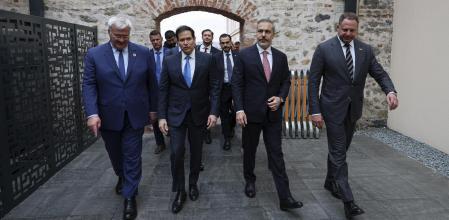 Marco Rubio (segundo por la izquierda) también estuvo en Estambul, donde participó en una reunión tripartita con Turquía y Ucrania, previa a las negociaciones entre Moscú y Kyiv