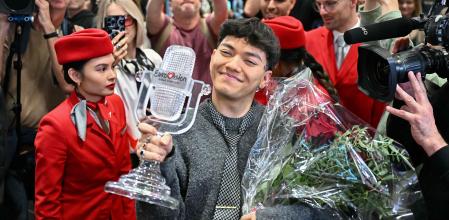 El ganador de Eurovisión 2025, el contratenor austriaco-filipino JJ, Johannes Pietsch, recibido el domingo con entusiasmo en el aeropuerto de Viena .