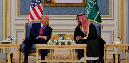 El presidente de Estados Unidos, Donald Trump, y el príncipe heredero saudí, Mohammed Bin Salman,durante su reunión en Riad, Arabia Saudita, el 13 de mayo de 2025