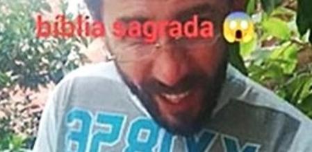 Rocha de Sousa grabó un video con un mensaje y prendiendo fuego una Biblia en Brasil