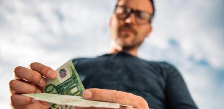 Un hombre contando dinero