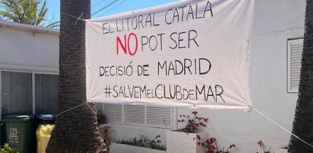 Una de las pancartas reivindicativas en el Club de Mar de Sitges .