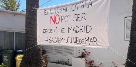 Una de las pancartas reivindicativas en el Club de Mar de Sitges .