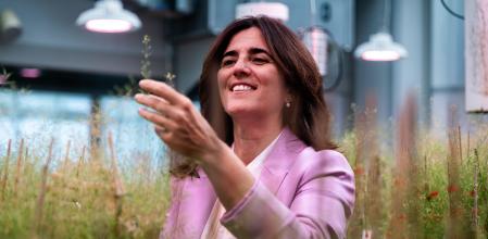 Foto ANDREA MARTÍNEZ PASTOR 23/05/2025. Retratos a la bióloga Ana Caño en el CRAG de la UAB, finalista del premio Vanguardia de la Ciencia.