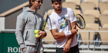 PARIS (France), 22/05/2025.- Carlos Alcaraz (R) of Spain and his coach Juan Carlos Ferrero (L) chat during a training session for the French Open tennis tournament at Roland Garros in Paris, France, 22 May 2025. The 2025 French Open will be held from 25 May to 8 June 2025. (Tenis, Abierto, Francia, España) EFE/EPA/CHRISTOPHE PETIT TESSON