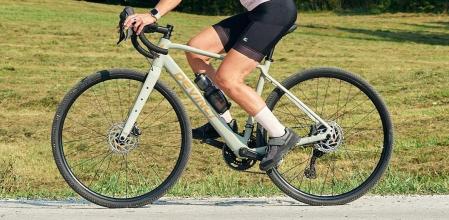 La nueva versión electrificada de gravel E-Hatchet de Devinci destaca por su versatilidad y confort.
