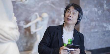 Shigeru Miyamoto visitando el Museo del Louvre junto a su Nintendo 3DS.