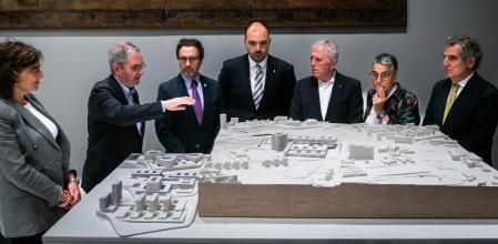 El coordinador del máster de arquitectura, Ramon Sanabria, explica las maquetas al rector de la UB, Joan Guàrdia, y el conseller de Presidència, Albert Dalmau, entre otros representantes públicos