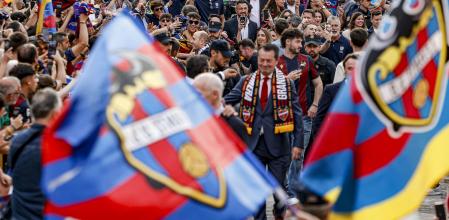 Cientos de aficionados se acercaron hasta la plaza de la Virgen para saludar a la plantilla del Levante UD ascendido a Primera División en la penúltima jornada de Segunda División. 