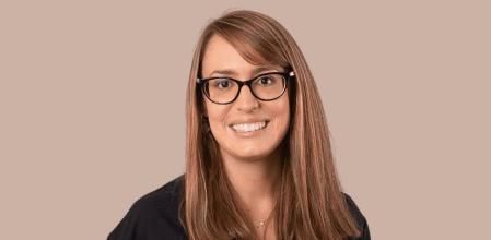 Alba Gómez, experta en salud capilar: “Peinar el pelo mojado o acabado de lavar es un error”.