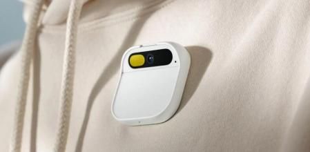 AI Pin de Humane, lo más parecido que tenemos al futuro aparato de OpenAI.