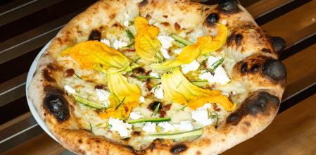 Lleva flor de calabacín, el mató –un queso fresco catalán–, romero, miel infusionada con tomillo y como broche, la cansalada