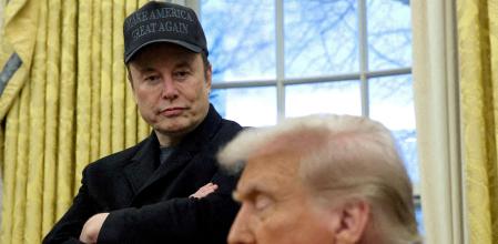Elon Musk escucha a Donald Trump en su despacho de la Sala Oval de la Casa Blanca.