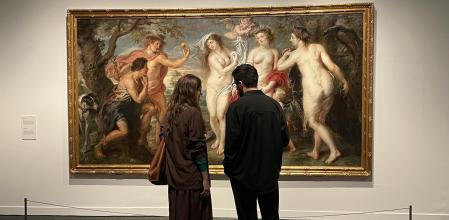 Visitantes ante 'El juicio de Paris' de Rubens en el CaixaForum de Barcelona