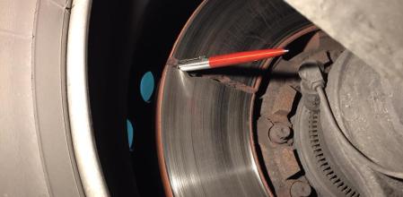 El disco de freno de este vehículo pesado presenta una fractura tan profunda que permite encajar un bolígrafo en la hendidura&nbsp;