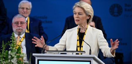 La presidenta de la Comisión Europea, Ursula von der Leyen, durante su discurso al recibir el premio Carlomagno en Aquisgrán