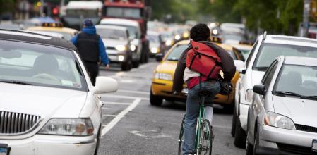 Abandonar los vehículos a motor privados y optar por medios de transporte alternativos, como más transporte público, caminar o ir en bicicleta salvaría millones de vidas cada año.