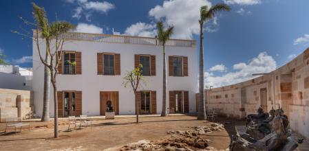 Vista del edificio de la Fundación Numa desde el Interior del patio; a la derecha, las esculturas en bronce de 'La familia' de Caspar Berger