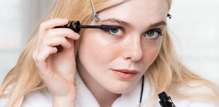 La actriz Elle Fanning aplicándose máscara de pestañas