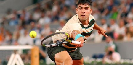 Tennis - French Open - Roland Garros, Paris, France - May 30, 2025 Spain's Carlos Alcaraz in action during his third round match against Bosnia's Damir Dzumhur REUTERS/Denis Balibouse