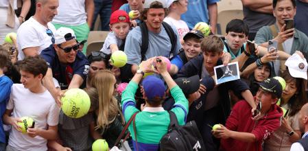 Jannik Sinner firma autógrafos tras su victoria, ayer en París