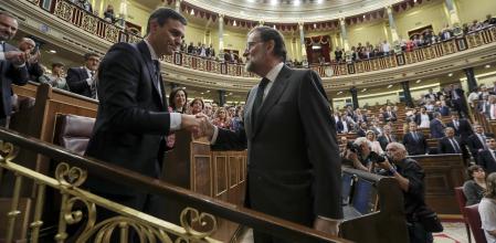 Mariano Rajoy saluda al nuevo presidente, Pedro Sánchez, tras perder la moción de censura planteada por el PSOE en el 2018 .