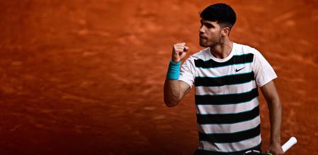 Carlos Alcaraz celebra un punto ante Ben Shelton, este domingo en París