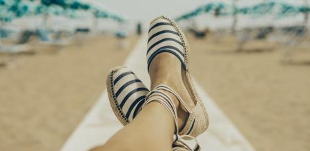 Las alpargatas de cuña media están de moda este verano.