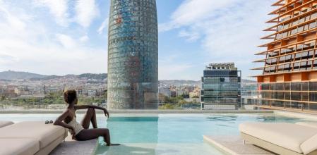 Vistas panorámicas desde la terraza del Hotel SB Glow, con piscina y solárium frente a uno de los edificios más emblemáticos de Barcelona