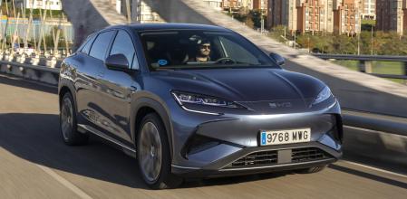 El Sealion 7 tiene un bajo centro de gravedad por las baterías, la conducción es firme y con gran sensación de aplomo&nbsp;