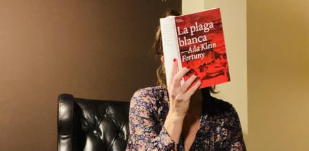 Ada Klein Fortuny amb el seu primer llibre&nbsp;