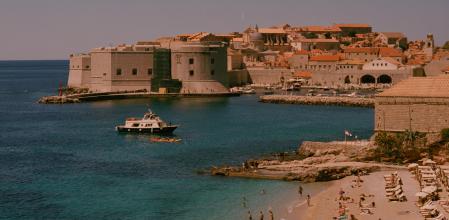 La playa de Banje y, al fondo, la amurallada Dubrovnik