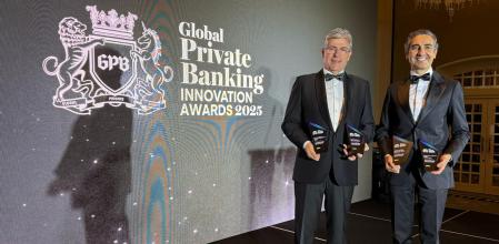 Ramón Satorra, director comercial de banca privada de Banco Sabadell, y Xavier Blanquet, subdirector general de Banco Sabadell, en la ceremonia de entrega, celebrada en Singapur&nbsp;