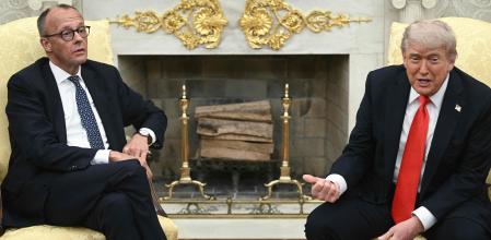 El presidente de Estados Unidos, Donald Trump, y el canciller alemán, Friedrich Merz, durante su reunión en el despacho oval.