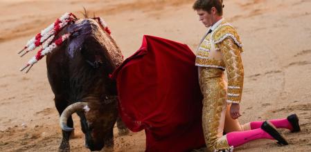El diestro Borja Jiménez en la lidia al primero de los de su lote, al que recibió de rodillas en su faena de muleta 