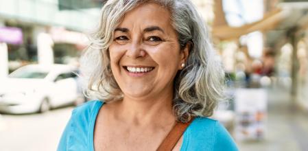 Dejar de teñirse es una opción todavía minoritaria entre las mujeres sénior, pero va en aumento.&nbsp;