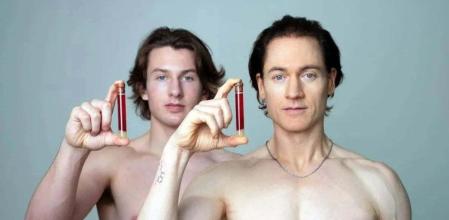 Bryan Johnson se inyecta plasma de su hijo como parte de su protocolo antienvejecimiento.&nbsp;