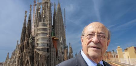Camps, frente la basílica, con la torre de Jesús, la más alta, en construcción y la de Matías restaurándose