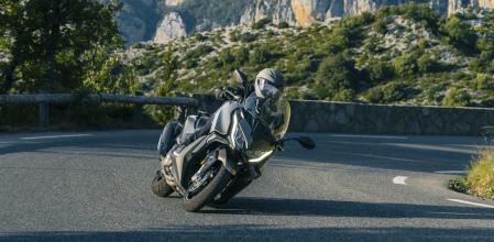 El maxiscooter es una buena opción para los que buscan la funcionalidad de una máquina urbana con el confort y las prestaciones de una moto GT de altas prestaciones&nbsp;