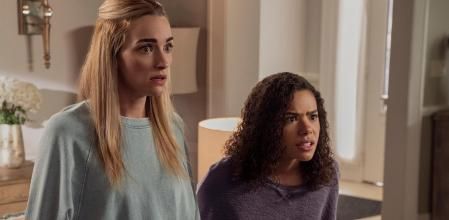 Brianne Howey y Antonia Gentry son Georgia y Ginny Miller.