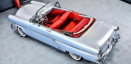 Este Ford Crestline Sunliner de 1954, el último año de producción del modelo, ha sido restaurado recientemente.