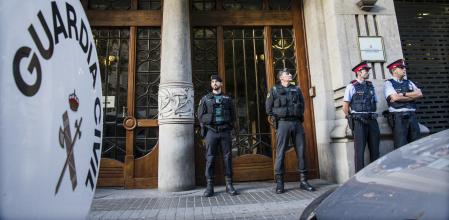 La Guardia Civil custodia la sede de Economia el 20 de septiembre de 2017