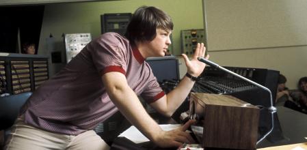 Brian Wilson, en la sala de control del estudio durante la grabación del álbum Pet sounds