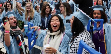 Estudiantes de la Universidad de Columbia en una celebración de graduación&nbsp;