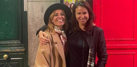 Ruth Díaz (d) con su hermana delante del cartel de 'Madres'